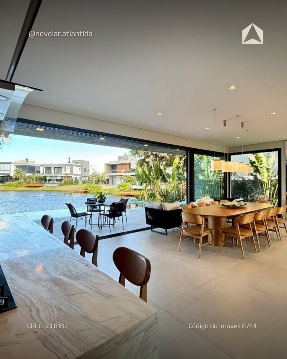 Sala de jantar aberta para a área externa, com vista para o lago