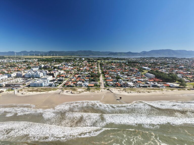 Vista aérea da orla de Xangri-lá, com as casas, a lagoa e a serra ao fundo